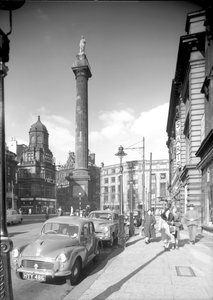 1955年10月、ニューカッスルアポンタイン、グレイズモニュメントに向かうグレイストリート沿いのビュー（bw写真）